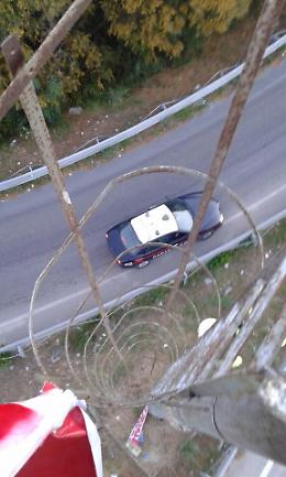 Agrigento, così si protesta sulla torre faro di 25 metri