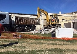 Abusivismo a Catania, ruspe al lavoro per abbattere edifici al Lido Universit&agrave;