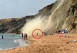 Agrigento, a un passo dalla tragedia Costone crolla su spiaggia, bagnanti sfiorati
