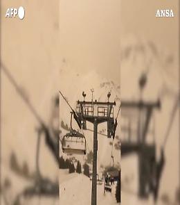 In Svizzera la sabbia del Sahara colora di arancione la neve e il cielo