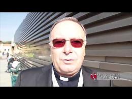 Papa Francesco dona crocifisso a Lampedusa