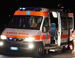 Donna si schianta con l'auto contro guardrail sulla Pa-Me: è grave