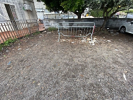 Rifiuti all'ingresso elementari San Domenico savio, San Gregorio (Cerza)