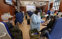 Covid, in Sicilia il 90% degli 80enni "prenotati" &egrave; stato vaccinato