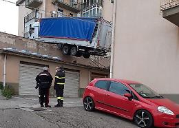 Tir finisce su tetti di garage con rischio di cadere su una palazzina: scatta evacuazione