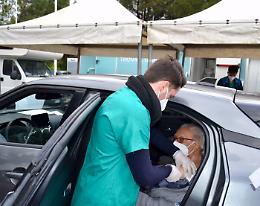 Covid, a Palermo vaccini "drive in": la prima dose ad un 80enne