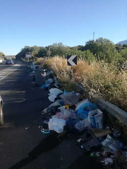 Aree  di sosta piene di rifiuti nella S.S. 284 Occidentale Etnea
