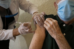 Proteggi te e i nonni, la Regione siciliana spinge sui vaccini agli over 80: dose anche all'accompagnatore