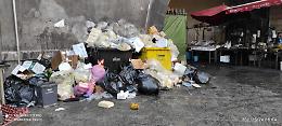 Pescheria di Catania montagne di spazzatura con odori  "afrodisiaci"