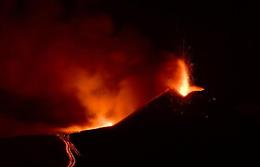 Etna, lo "stop and go" del vulcano che si accende e spegne continuamente