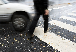 Anziano travolto e ucciso da auto mentre attraversa la strada