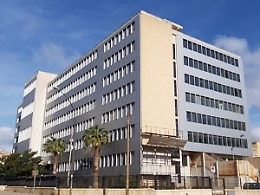 Crollano pannelli del contro-soffitto dell'aula bunker di Trapani