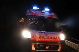 Dimentica di inserire il freno a mano, l'auto lo travolge e lo uccide