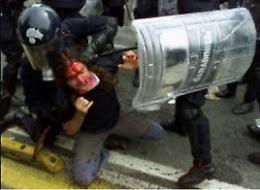 Genova e il G8, la democrazia fatta a pezzi