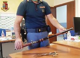 Chiama la moglie al telefono e la minaccia: &laquo;Appena esci ti ammazzo con la katana&raquo;