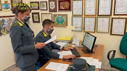 Truffa a eredi di un'anziana con falso testamento: denunciati badante e i suoi familiari