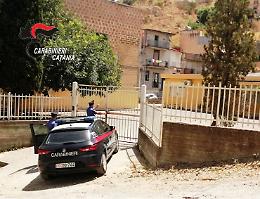 Tentano furto di climatizzatore da una scuola: fratelli-ladri arrestati