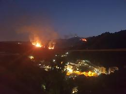 A Messina fiamme distruggono le colline sopra la frazione di Camaro
