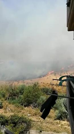 Incendi, paura a San Giorgio: «Il fuoco sta entrando dentro casa»