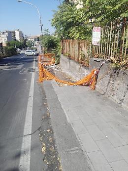 Catania: marciapiede transennato da mesi a Barriera