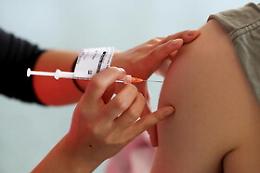 Vaccini, da fine settembre si comincia con le terze dosi: ecco per chi sono previste