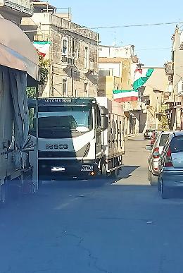 Adrano, piazza Genova: parcheggio selvaggio di camion