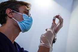 Vaccini, terza dose ha ok dell'Ema per immunodepressi e over 18