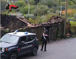 Anziano tenta di domare fiamme in un casolare: salvato dai Cc