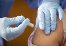 Vaccini, entro l'anno terze dosi anche ai 50enni