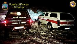 Escursionista scivola in un canalone sull'Etna: soccorso tra neve e vento forte