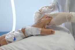 Prima vittima della variante Omicron in Gran Bretagna, Johnson: «Non pensate sia più lieve»