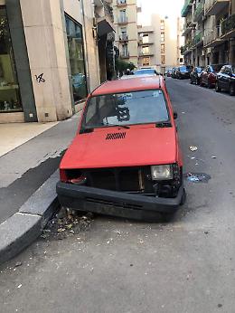 Auto abbandonata in via Malta a Catania