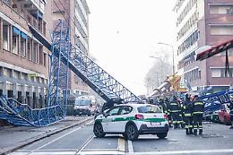 Una gru cade su un palazzo a Torino: due morti e diversi feriti