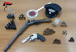 Pistole e fucile a canne mozzate in casa: arrestata coppia a Caltagirone