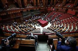 Ennesima fumata nera a Montecitorio: Mattarella avanti con più di 300 voti