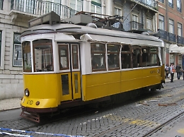 Investito da un tram in Portogallo mentre era in vacanza con la famiglia, grave un vittoriese