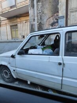 Catania, via Forlanini: auto in sosta vietata da mesi