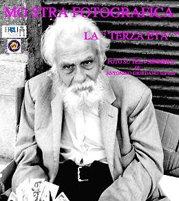 Morto il fotoreporter che faceva mostre e concerti nell'androne del condominio (con 55 famiglie)