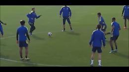 Juve, Stramaccioni abbatte Rabiot e Cuadrado gli stringe la mano: il video diventa virale