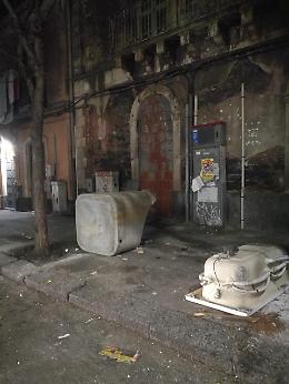 Catania: vasca d'amianto usata come cassonetto in via Plebiscito