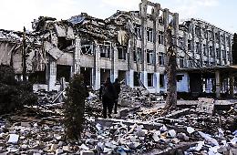 Notte di bombardamenti a Kiev sempre pi&ugrave; accerchiata. Zelensky alle madri russe: &laquo;Non mandante i vostri figli in guerra&raquo;