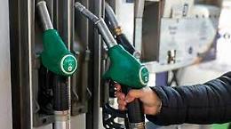 Scende ancora il prezzo del carburante, corsa al pieno