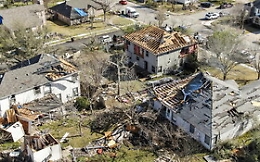 Violento tornado in Oklahoma: giù edifici e strade coperte di macerie