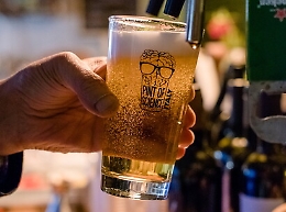 “Pint of Science”, un boccale di birra in mano per parlare di Etna, Covid e i misteri del cervello e della via Lattea