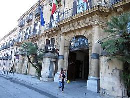Servizio di Striscia sulle spese folli della Regione: 80 milioni per  censimento mmobili mai usato