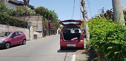 Aci Castello: auto abbandonata con bagagliaio aperto