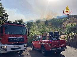 Etna, incendio a Mompilieri minaccia anche le antenne della Ingv