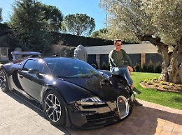 La Bugatti di Cristiano Ronaldo finisce contro un muro: mistero su chi c'era al volante