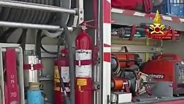 Rimorchio si sgancia da autocisterna carica di alcol benzilico: il travaso operato dai vigili del fuoco (Video)