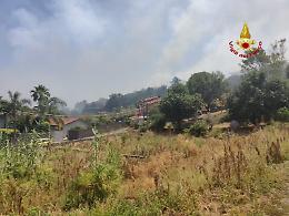 Incendio sulla collina di Vampolieri: abitazioni a rischio